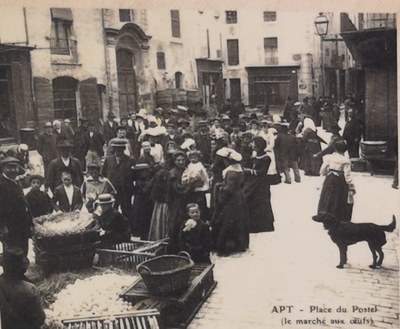 Il grand marché d'Apt in Place du Postel, immagine d'epoca