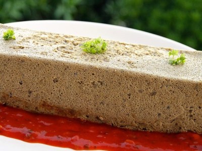 Il papeton di melanzane sul letto di salsa di pomodoro