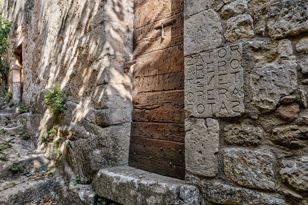Il Sator di Oppède-le-Vieux, alla destra del portone