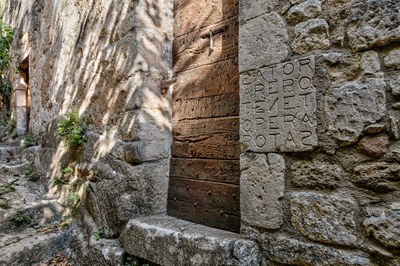 Il Sator di Oppède-le-Vieux, alla destra del portone