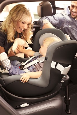 Il seggiolino è montato in modo da trasportare il bambino rivolto contro il senso di marcia - Foto © CYBEX