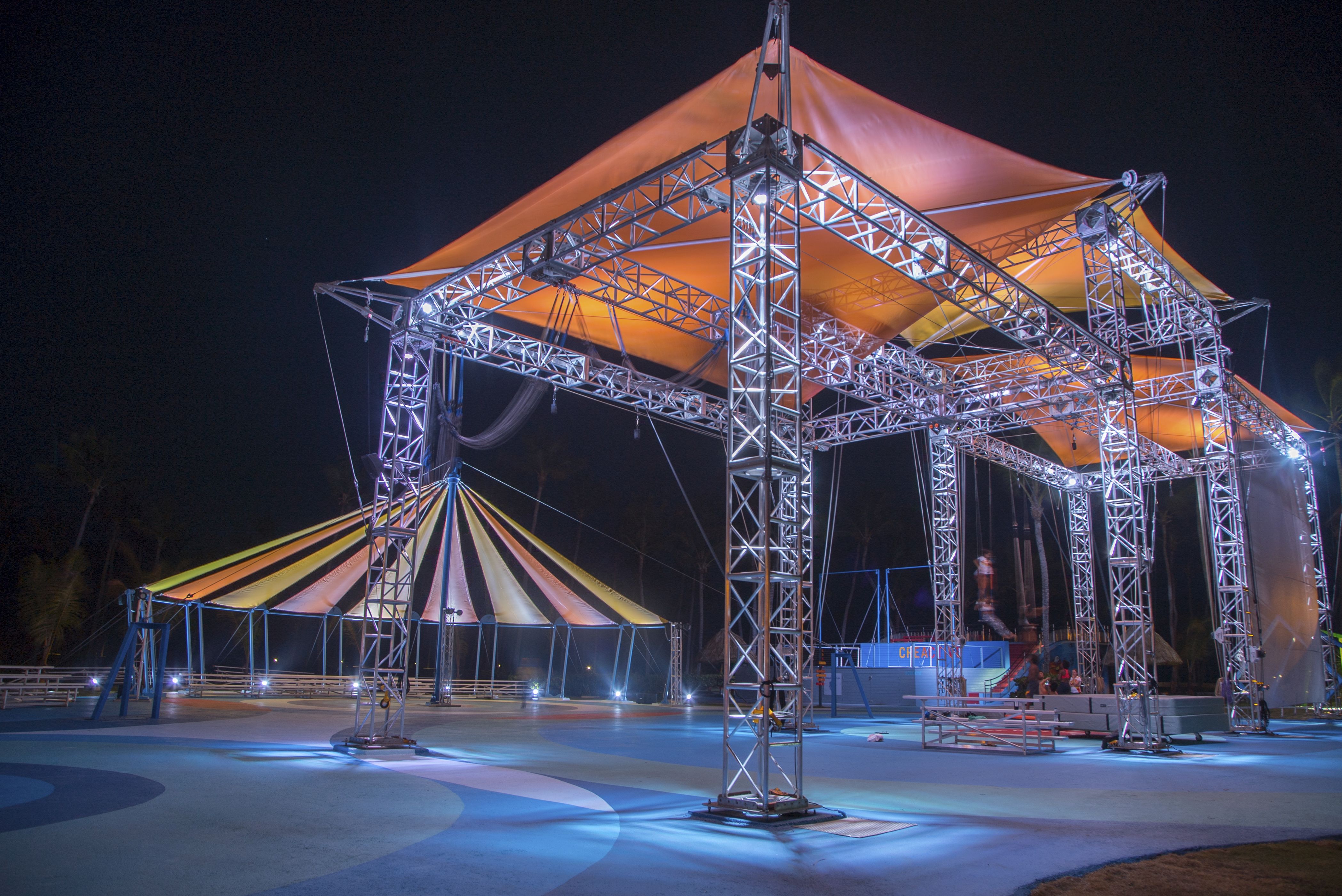 Il tendone del Cirque du Soleil al Club Med di sera © Michel JULIEN