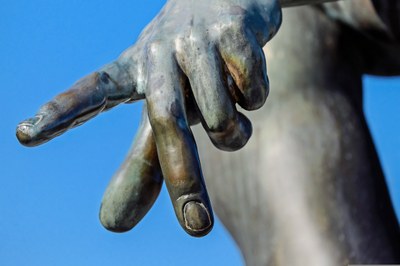 Il tipico gesto del giocatore di pétanque - Statua, particolare.jpg