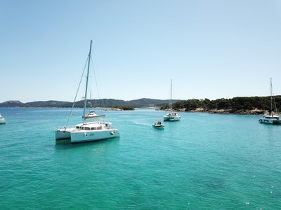 In catamarano alle Isole d'Oro