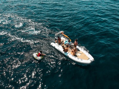 In gommone dove l'acqua è più blu
