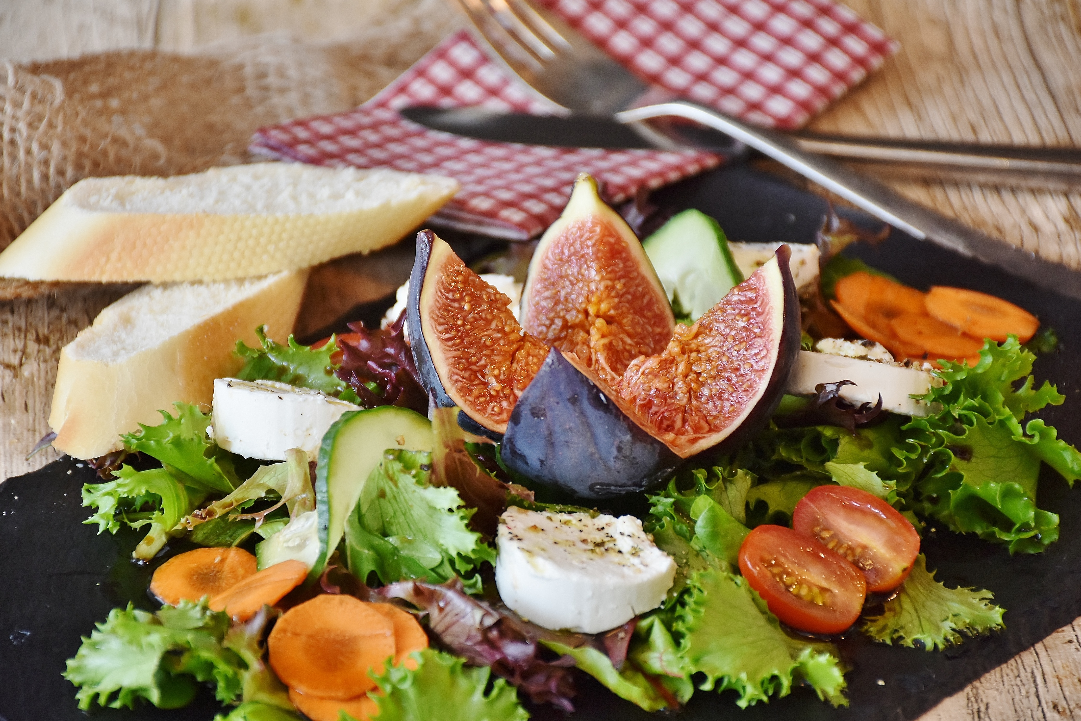 Insalata di formaggio di capra, fichi e verdure di Provenza