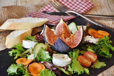 Insalata di formaggio di capra, fichi e verdure di Provenza