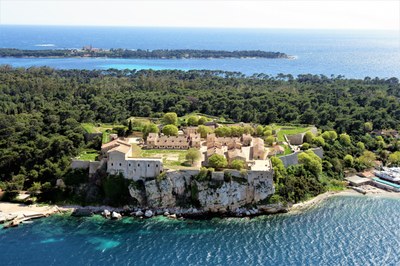 Isola di Saint-Honorat © Kelagopian