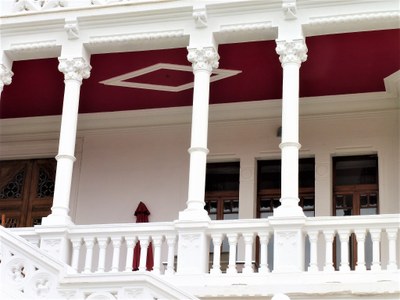Jausiers, Château des Magnans, la terrazza porticata