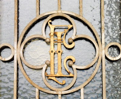 Jausiers, Château des Magnans, le iniziali di Louis Fortoul