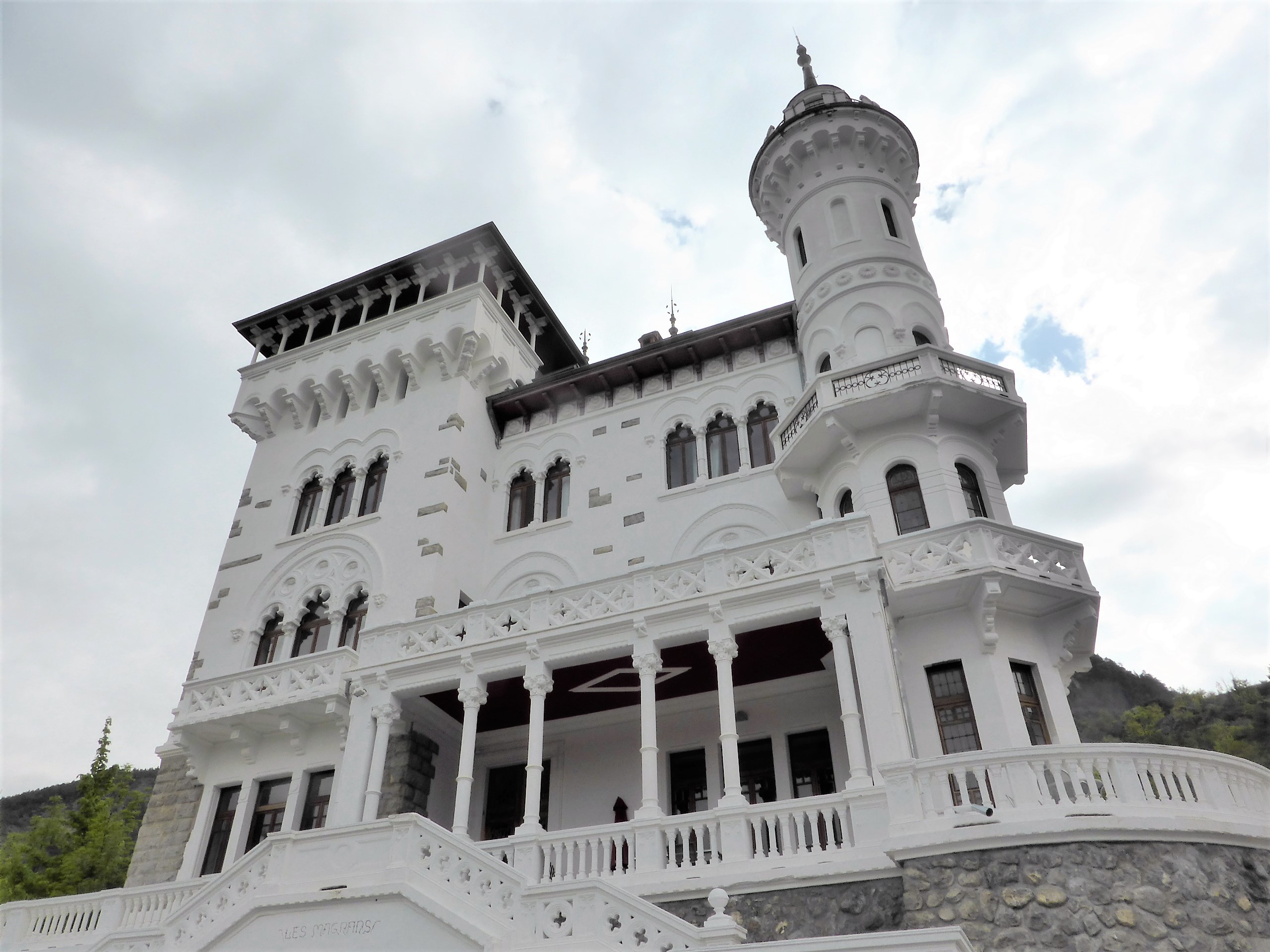 Jausiers, Château des Magnans, lungo la Route de Nice