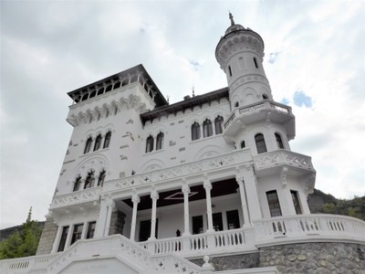 Jausiers, Château des Magnans, lungo la Route de Nice