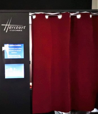 La cabina fotografica della mostra Studio Harcourt - L'Art de la Lumière