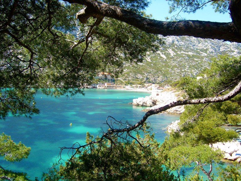 La ferrovia qui non mostra pudore e va proprio sul filo della spiaggia