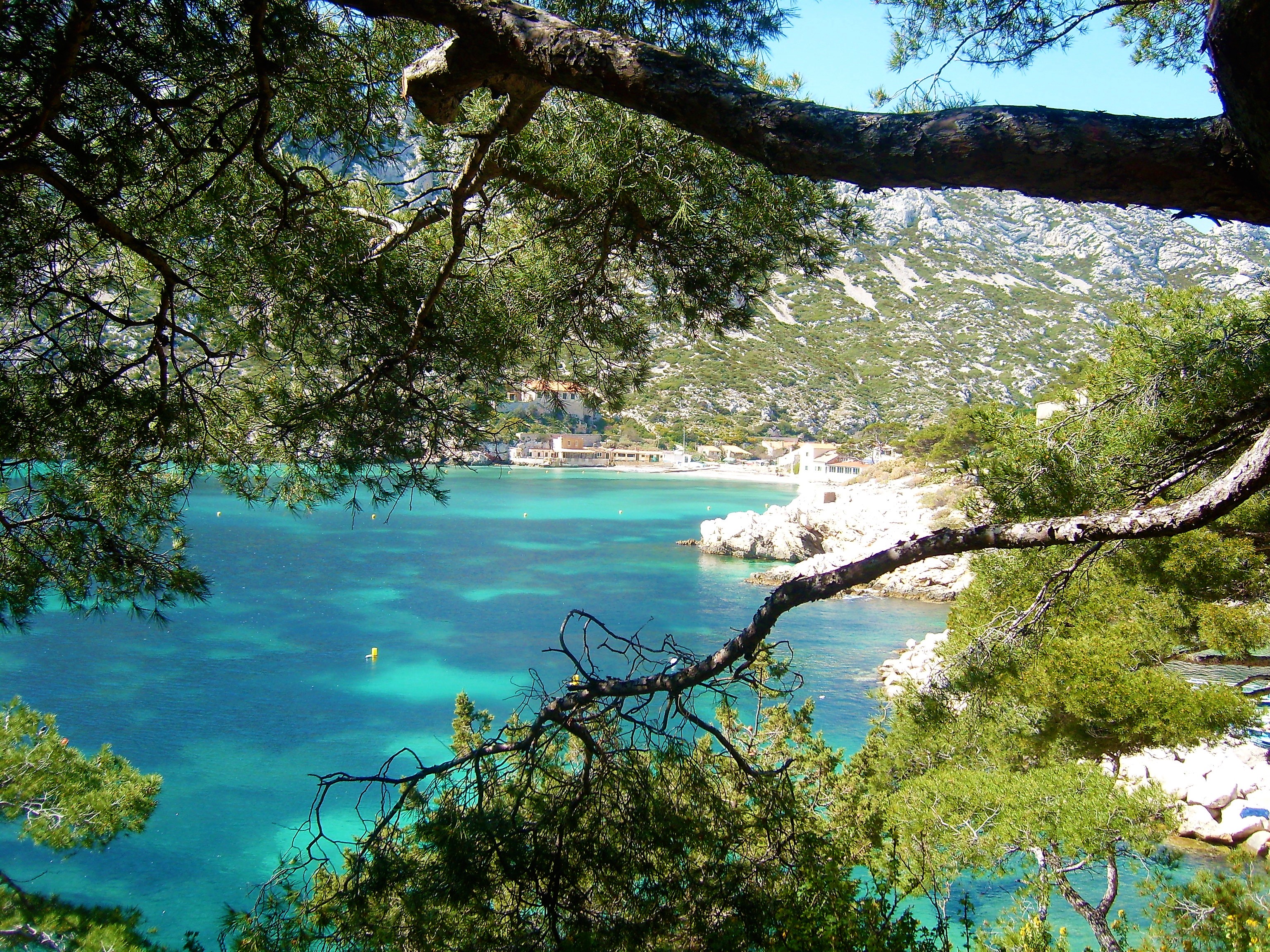 La ferrovia qui non mostra pudore e va proprio sul filo della spiaggia
