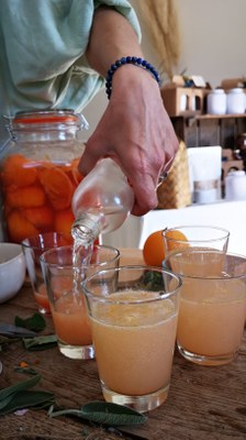 La Maison des Jus, Alexandra prepara una bevanda rinfrescante