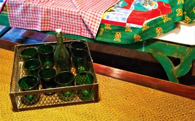 La malle des Indes, bottiglia e bicchieri colorati