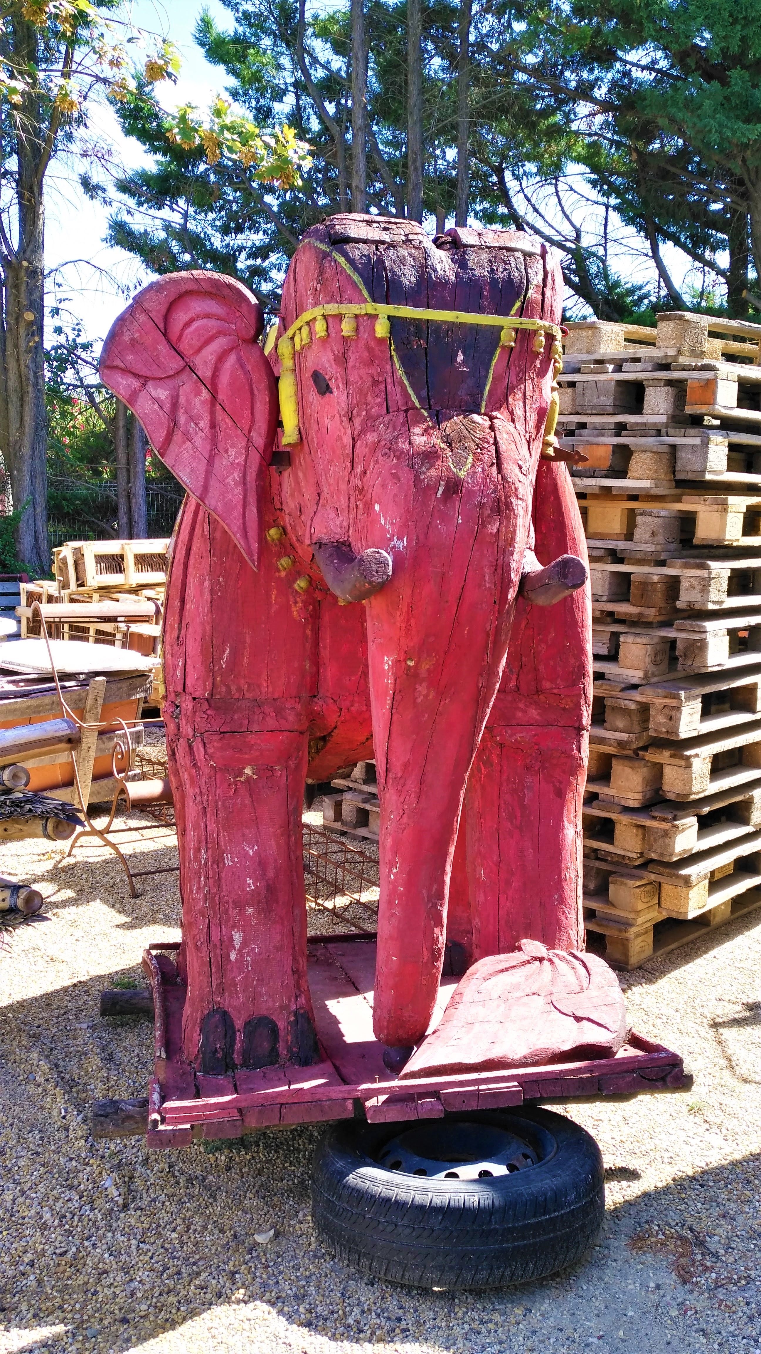 La malle des Indes, elefante di legno