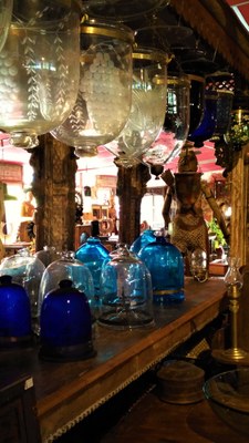 La malle des Indes, lampade e campane di vetro