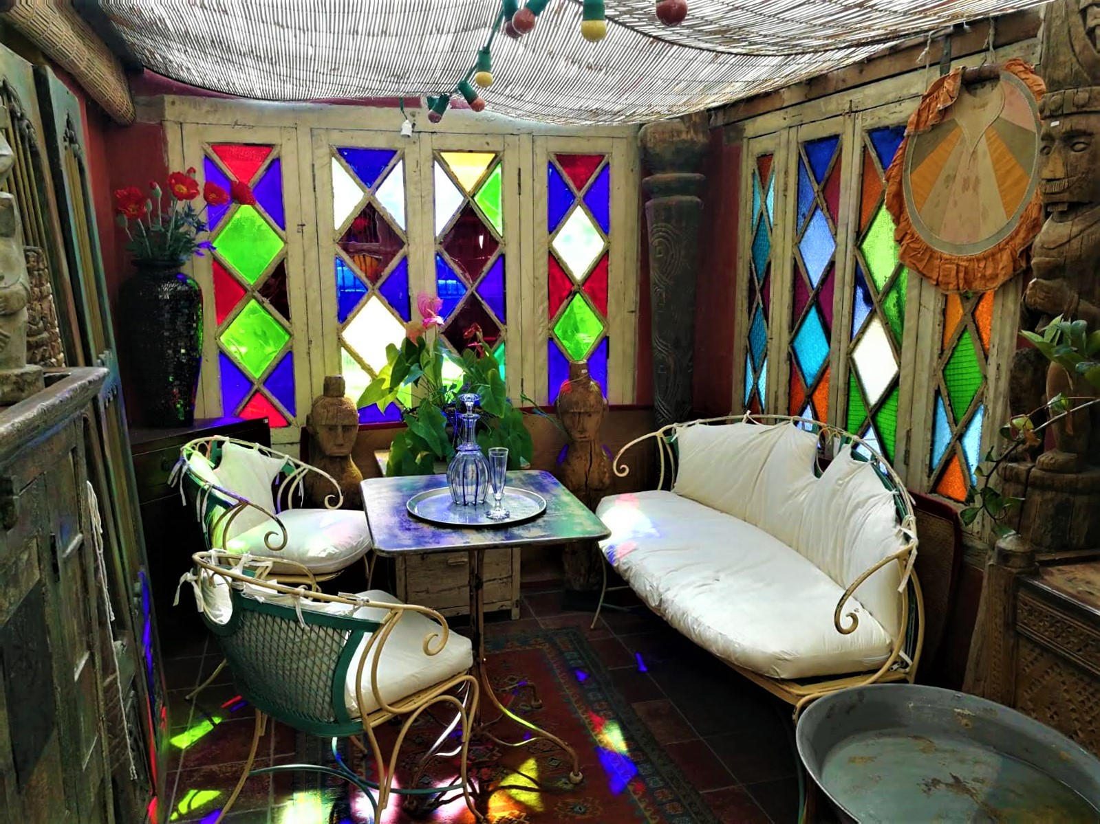 La malle des Indes, salotto bianco e vetrate colorate