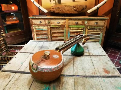 La malle des Indes, strumento a corde