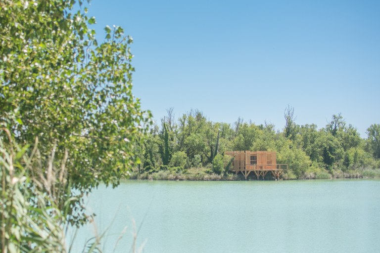 La palafitta su pilastri, come nei libri di storia © Cabanes Nature & SPA