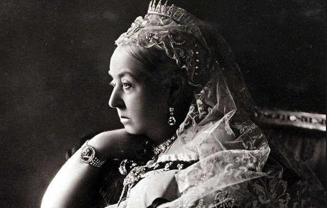 La regina Vittoria colta in un'espressione meditativa