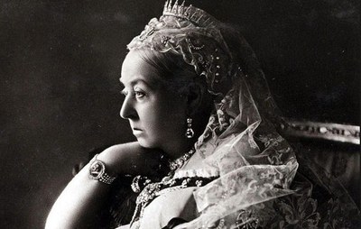 La regina Vittoria colta in un'espressione meditativa