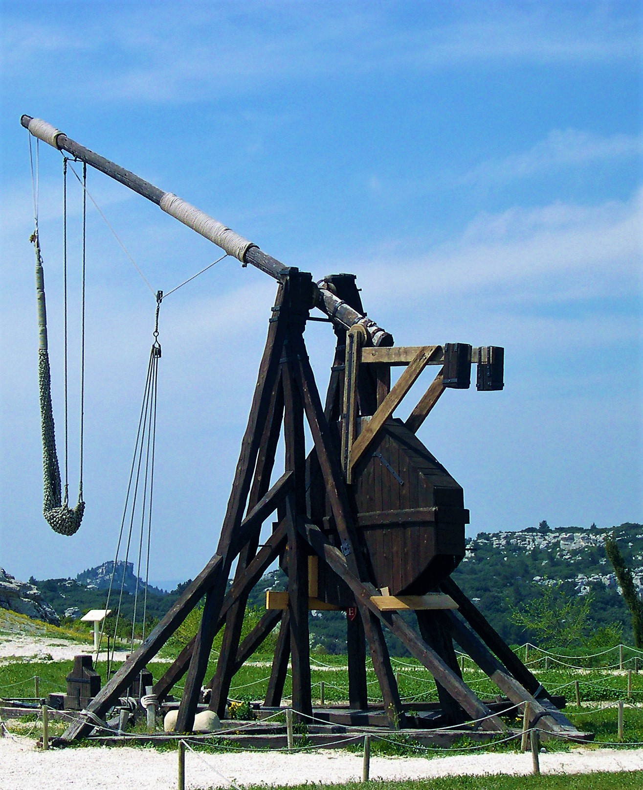 La ricostruzione di un'antica catapulta, sul terrapieno del castello di Les Baux
