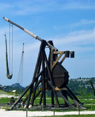 La ricostruzione di un'antica catapulta, sul terrapieno del castello di Les Baux