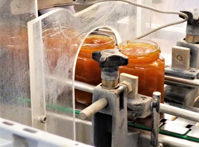 La Roumanière di Robion, i vasetti riempiti sono pronti per essere tappati