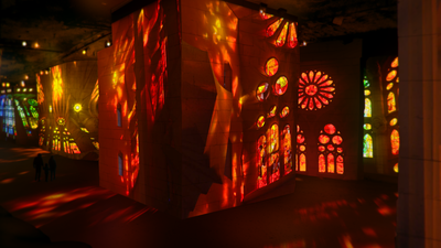 La Sagrada Familia sulle pareti delle Carrières de Lumières