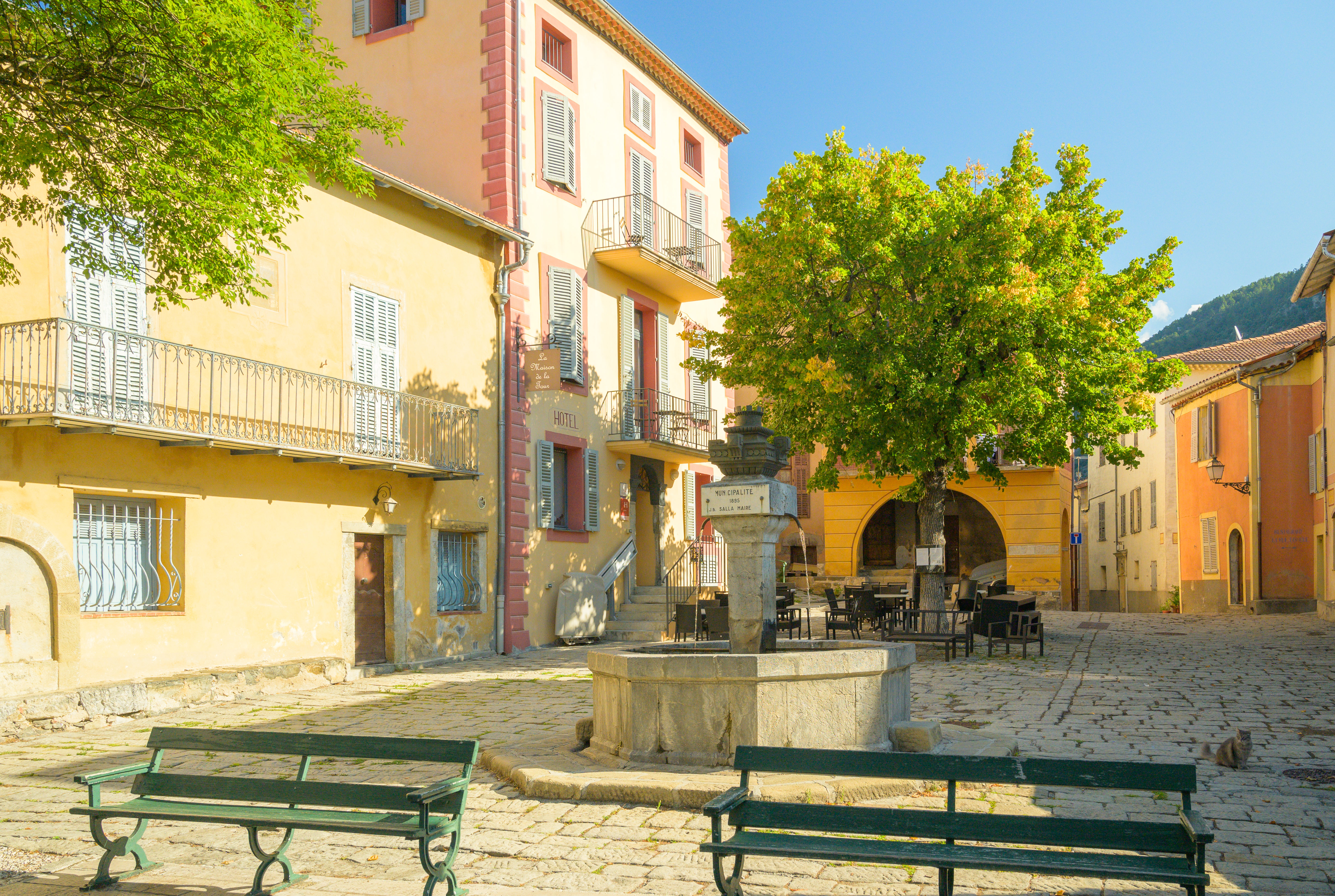 La Tour-sur-Tinée, la piazza - Crédits OTMNCA