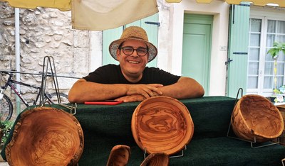 Lami Labidi, dietro il banco di legno di ulivo