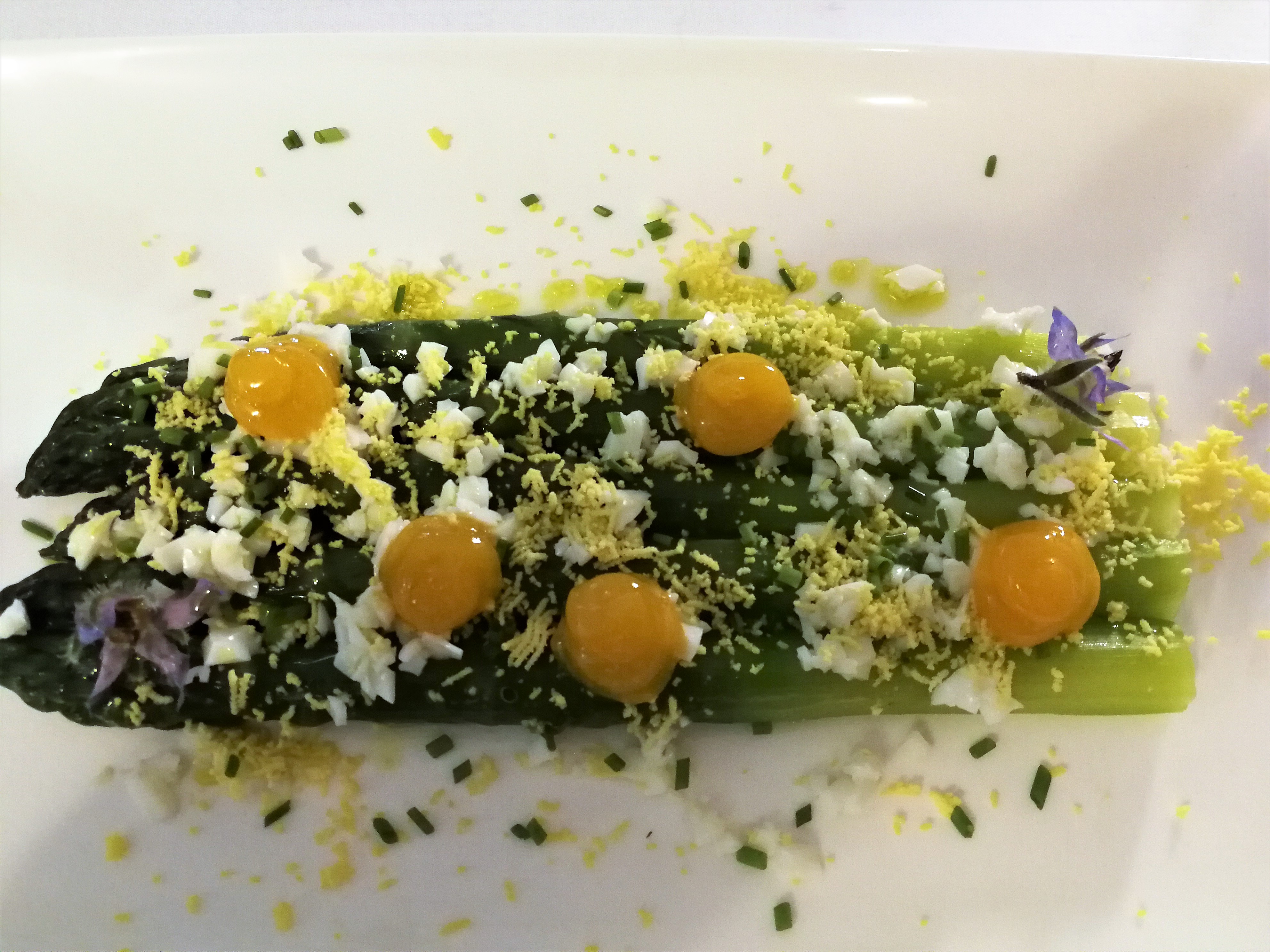 L'Argelas, asparagi con crema di tuorlo d'uovo