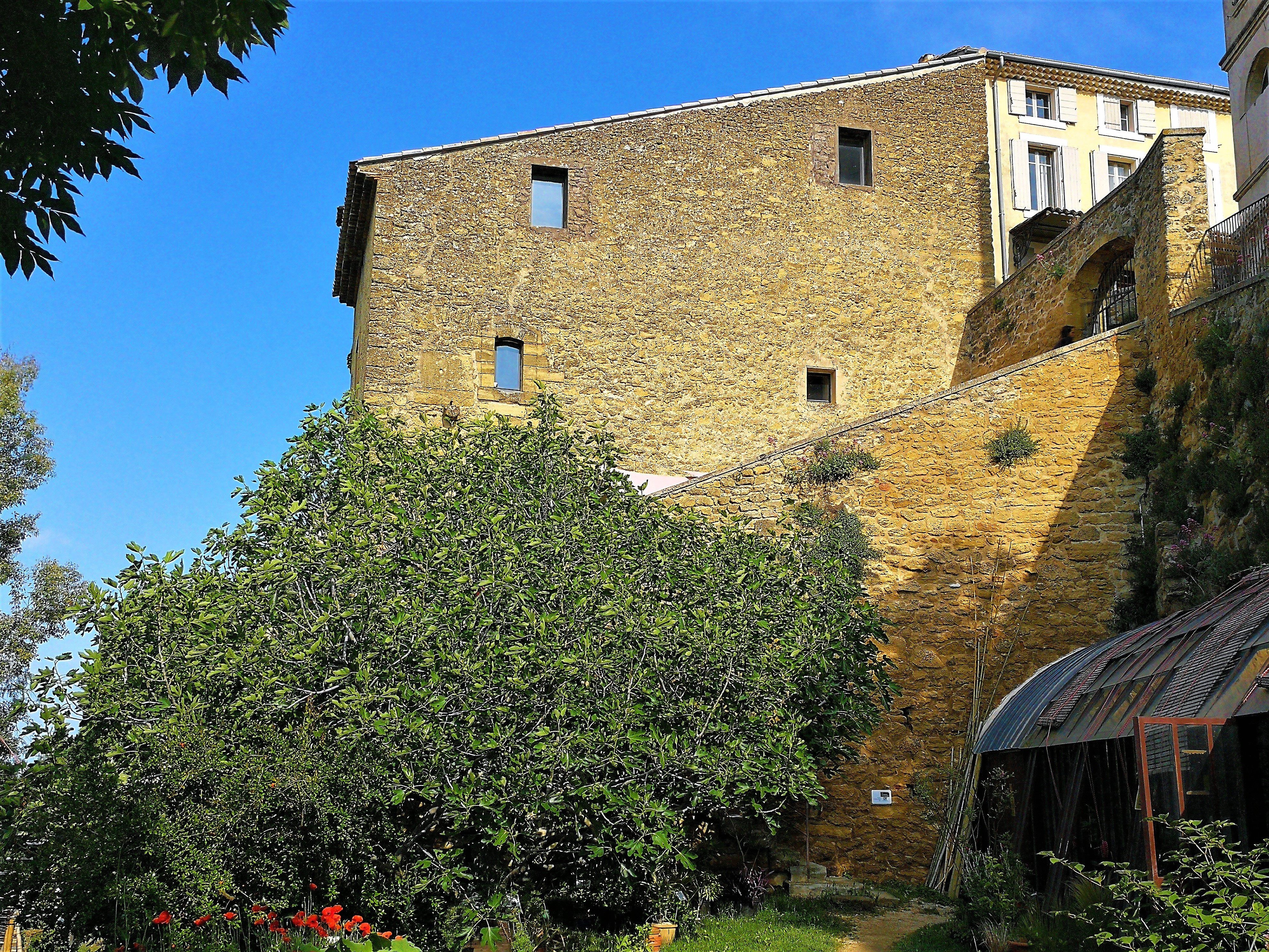 Lauris, Couleur Garance, castello, il lato