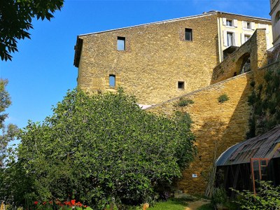 Lauris, Couleur Garance, castello, il lato