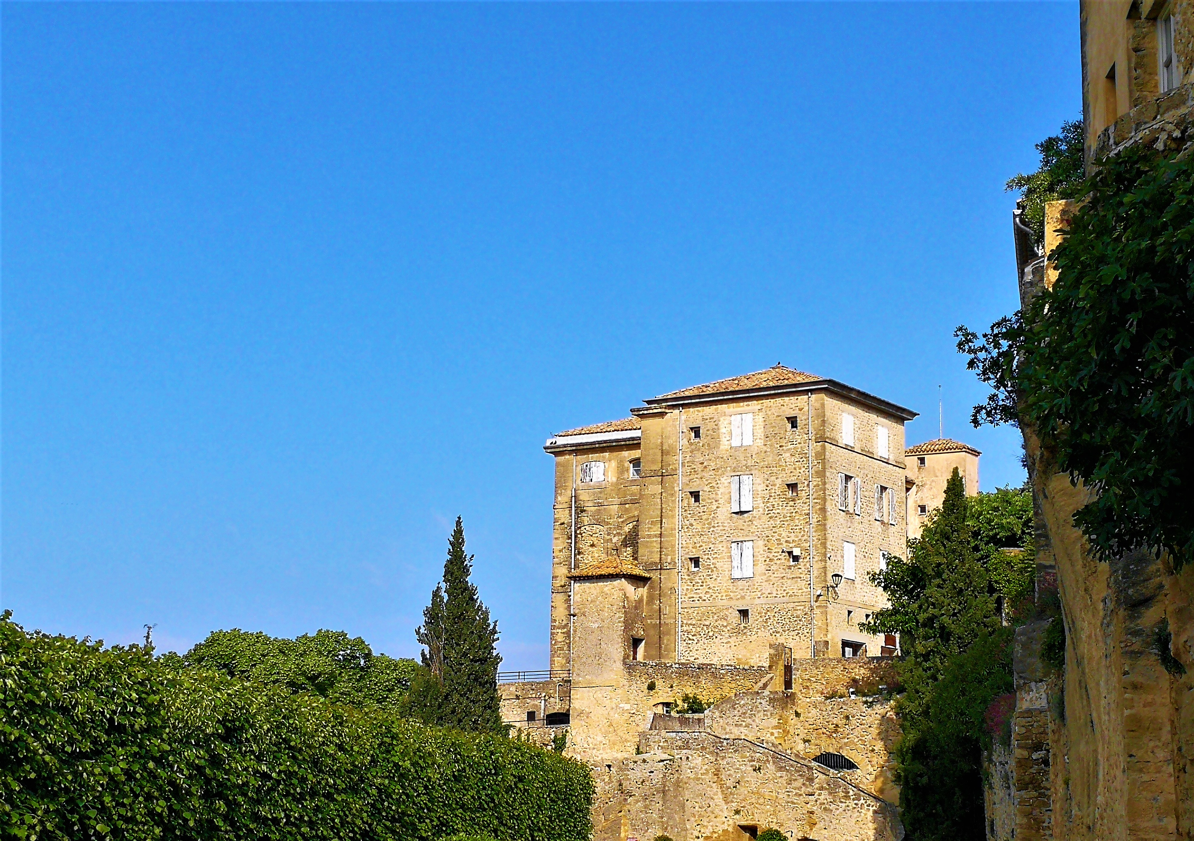 Lauris, Couleur Garance, il castello