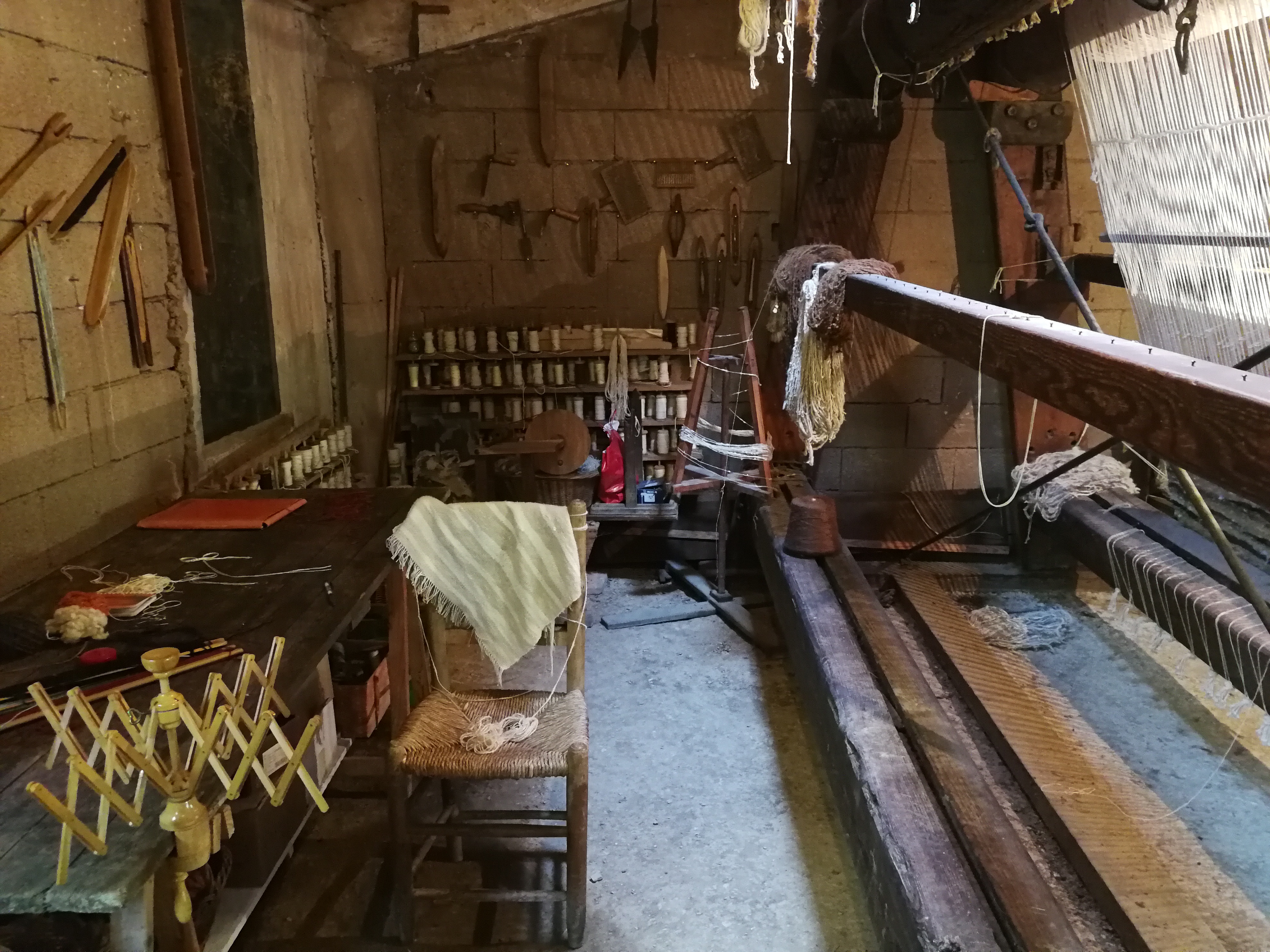 Le Barroux, l'atélier di tessitura, telaio e colori