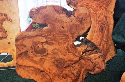 Legno di ulivo, la forma irregolare dei taglieri