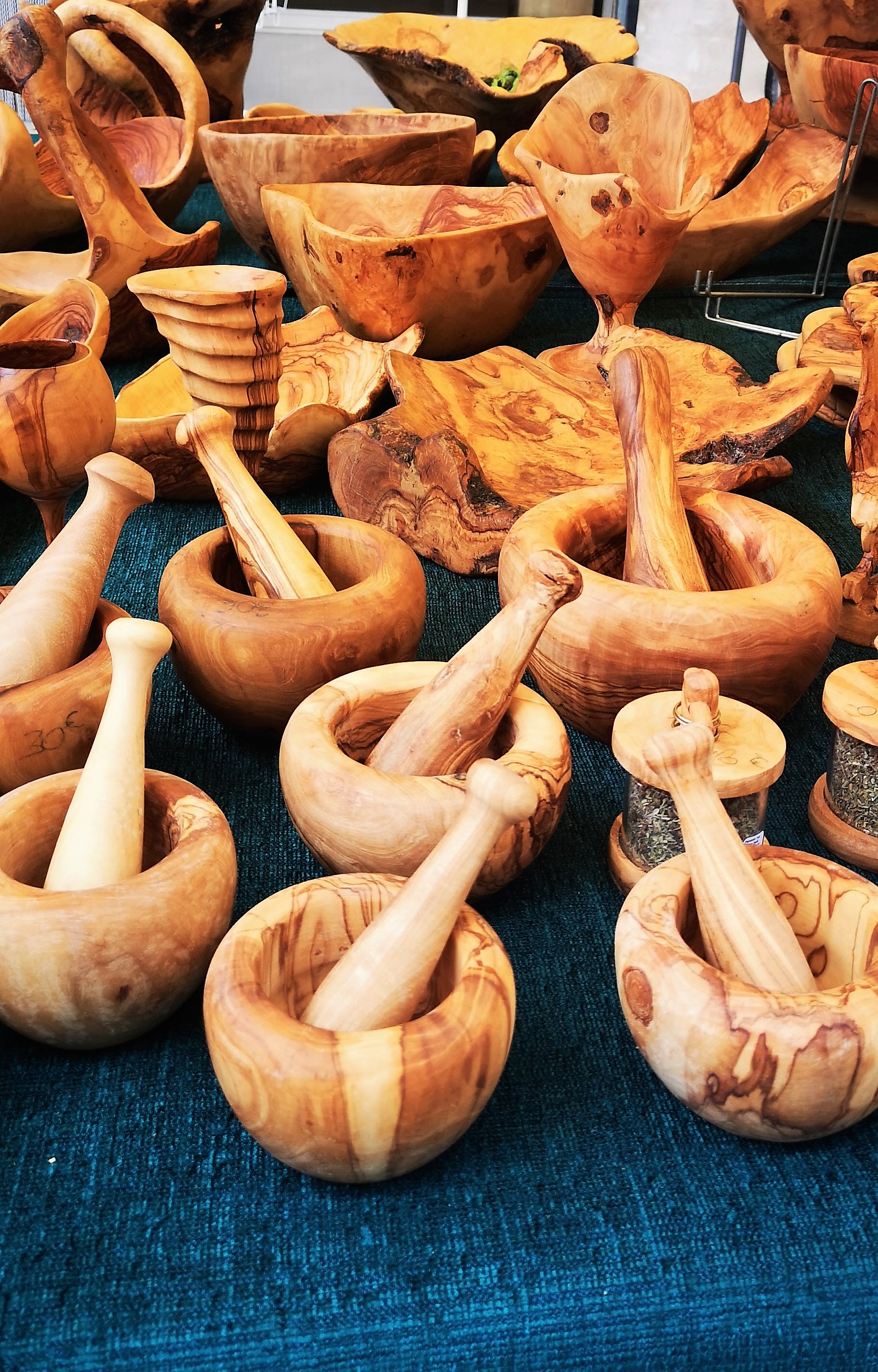 Legno di ulivo, mortai e altri oggetti