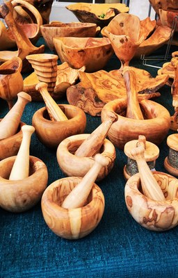 Legno di ulivo, mortai e altri oggetti