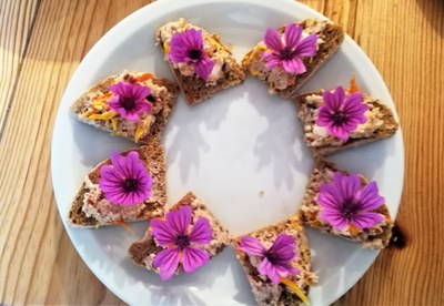 Les Aventurières du Goût, crostini decorati con fiori di  malva