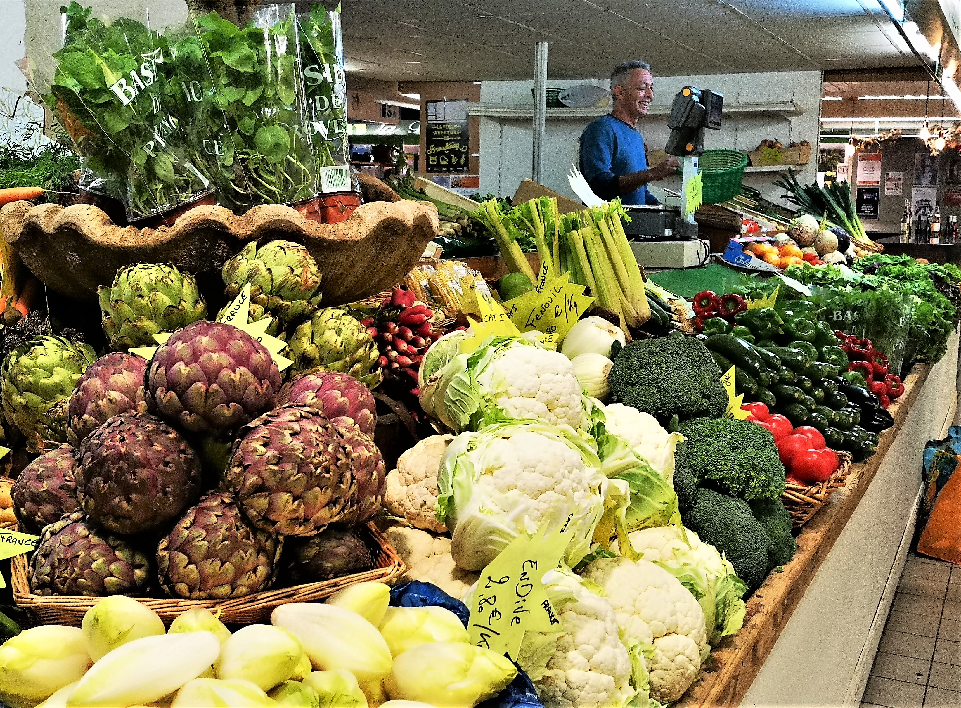 Les Halles di Avignone, indivia, carciofi e buoni affari