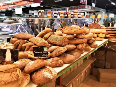 Les Halles di Avignone, pane bio in uno stand della corsia centrale