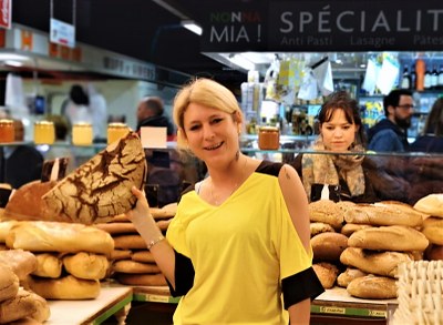 Les Halles di Avignone, sorrisi da un lato e dall'altro del banco