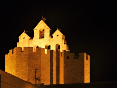 Les-Saintes-Maries-de-la-Mer, la chiesa fortezza nella notte