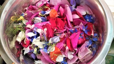 L'insalata di petali di fiori di Roseline