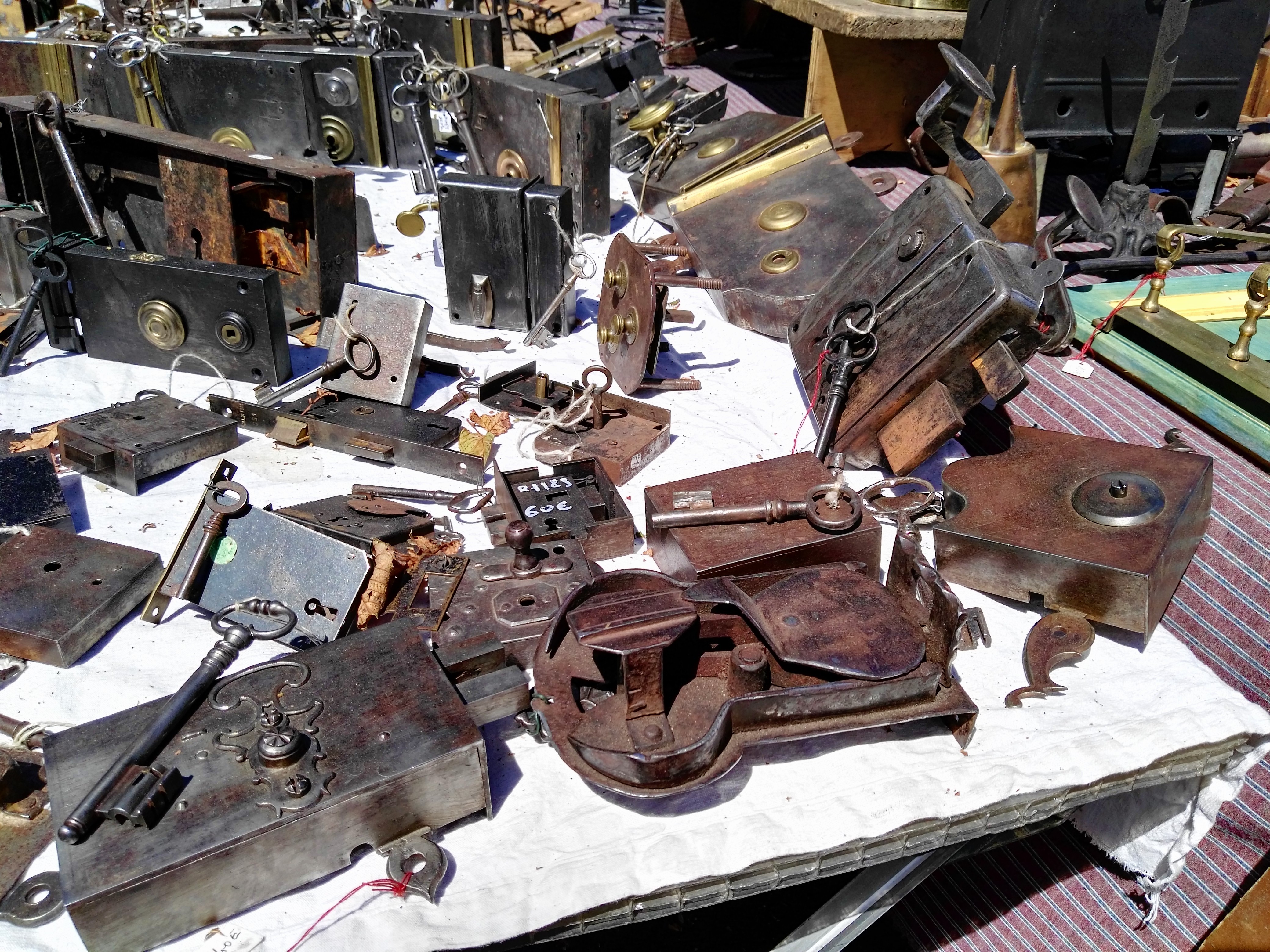L'Isle-sur-la-Sorgue, brocante, vecchie serrature