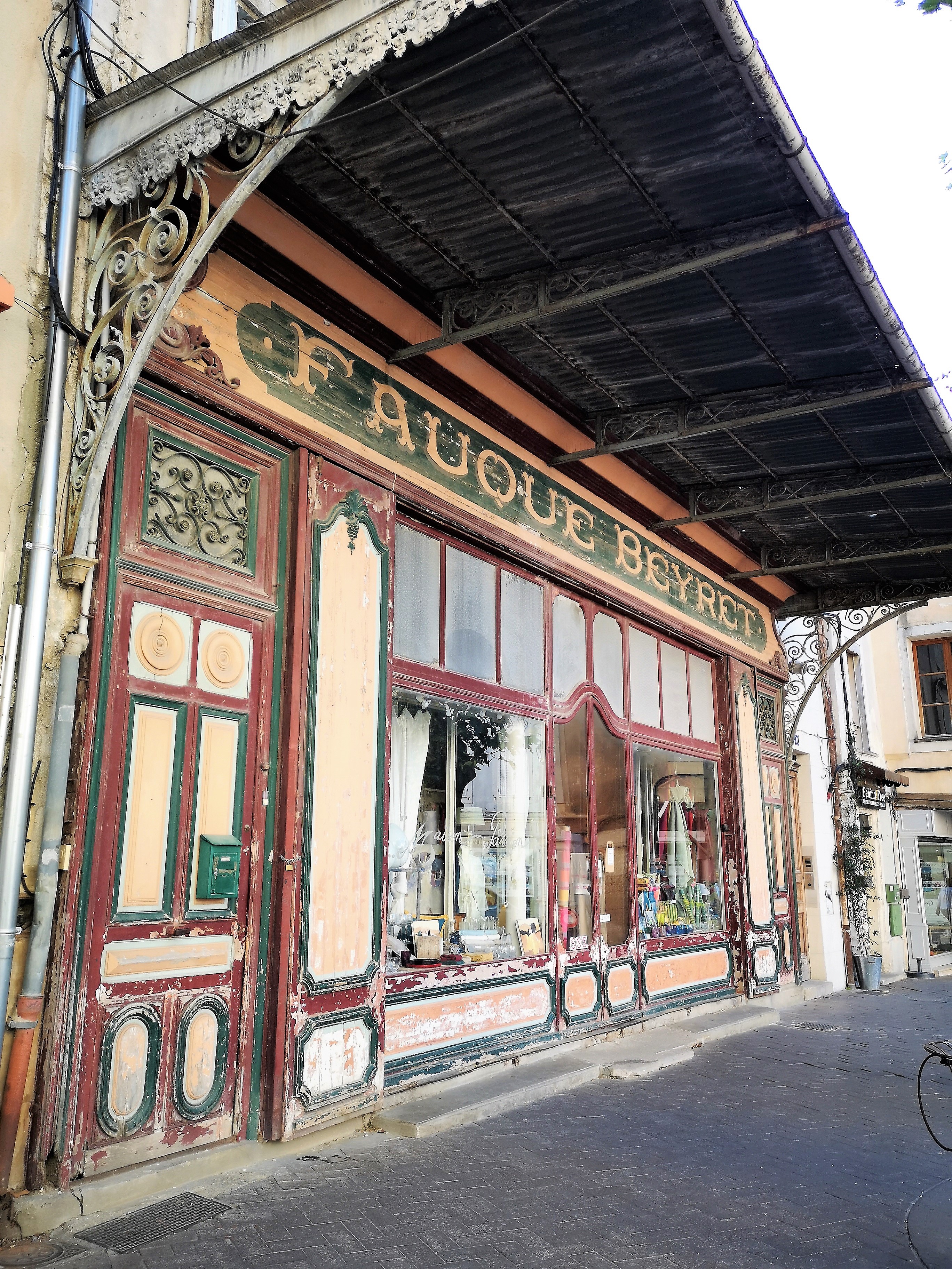 L'Isle-sur-la-Sorgue, la vecchia insegna di Fauque Beyret